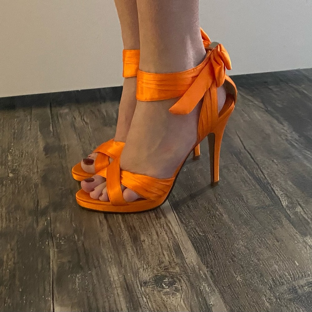 💚Host Pick💚 Michael Shannon satin 4” heels with bow at back